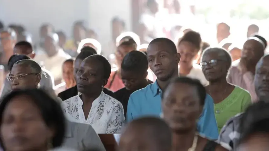 Parishioners pack the pews for Sunday Mass at St. Louis Roi de France in Turgeau. Image by Jose A. Iglesias. Haiti, 2020.