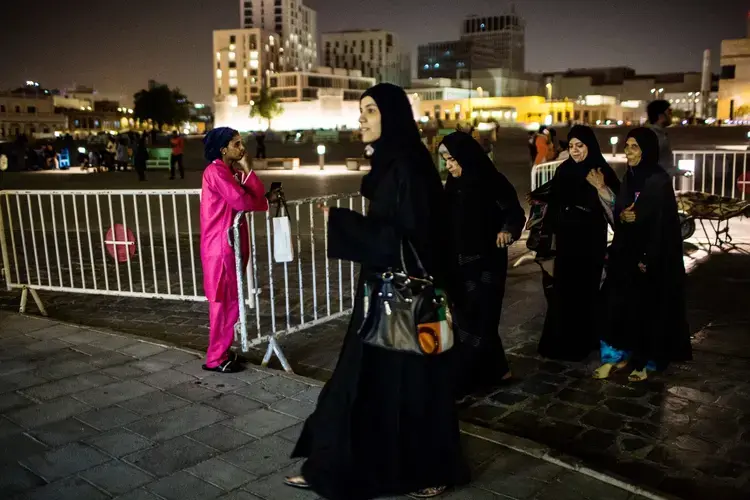 A maid waits at a popular shopping spot to be picked up by a driver who will take her to her sponsor’s house. Image courtesy of News Deeply. Qatar, 2017.