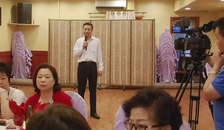 Wang Mengxin speaks at a reunion for alumni of Tingjiang Secondary School in New York’s Chinatown in July 2016. Image by Rong Xiaoqing. United States, 2016.</p>
<p>