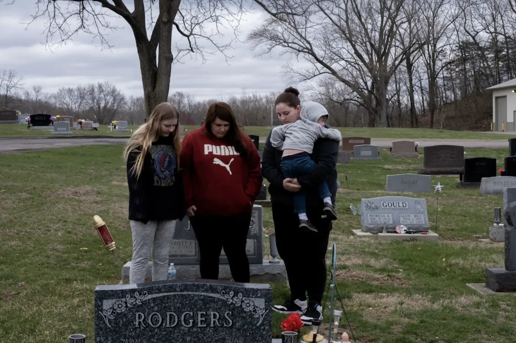 Justice, Kendlee, Addalyn, and Aaron visit Rodgers’s memorial site