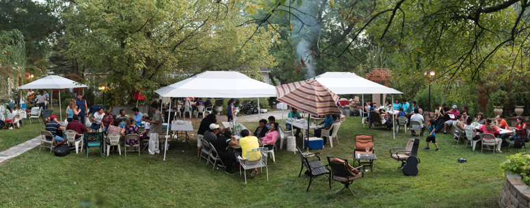 The community of Tarata gathers in Samuel Cespédes’s backyard in Annandale, Virginia, to raise money for a friend in need of financial support. Image by Carey Averbook. United States, 2016. The community of Tarata gathers in Samuel Cespédes’s backyard in Annandale, Virginia, to raise money for a friend in need of financial support. Image by Carey Averbook. United States, 2016.