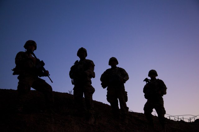 Silhouetted U.S. Army paratroopers. Image by Cpl. Rachel Diehm/U.S. Army (public domain). Iraq, 2017. Silhouetted U.S. Army paratroopers. Image by Cpl. Rachel Diehm/U.S. Army (public domain). Iraq, 2017.