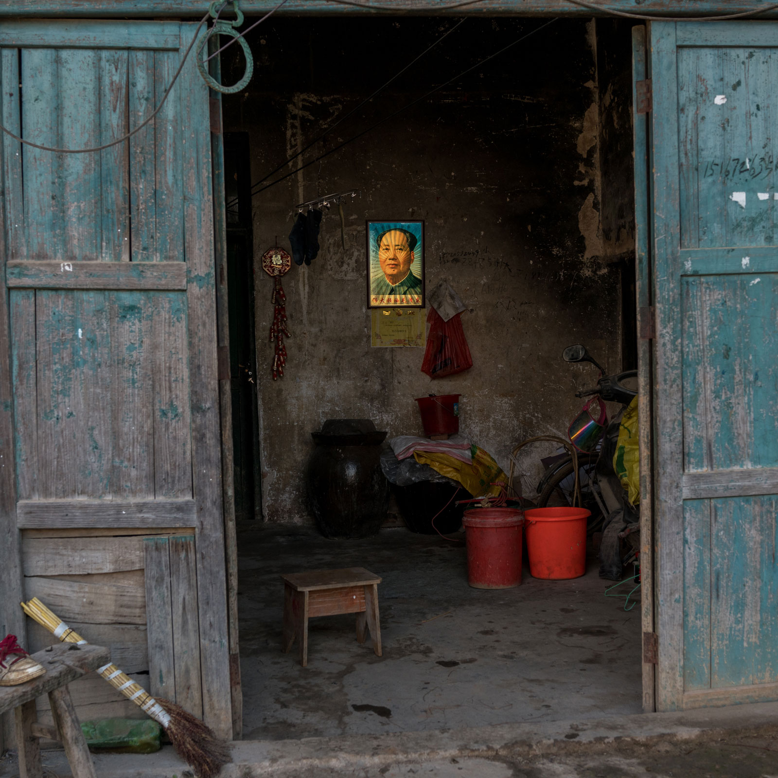 A holographic image of Mao in a rural farmhouse. Despite decades of violence and murder, Mao is still revered by many Chinese as a near god-like figure. Image by Sim Chi Yin/ VII Photo Agency. China, 2016. A holographic image of Mao in a rural farmhouse. Despite decades of violence and murder, Mao is still revered by many Chinese as a near god-like figure. Image by Sim Chi Yin/ VII Photo Agency. China, 2016.