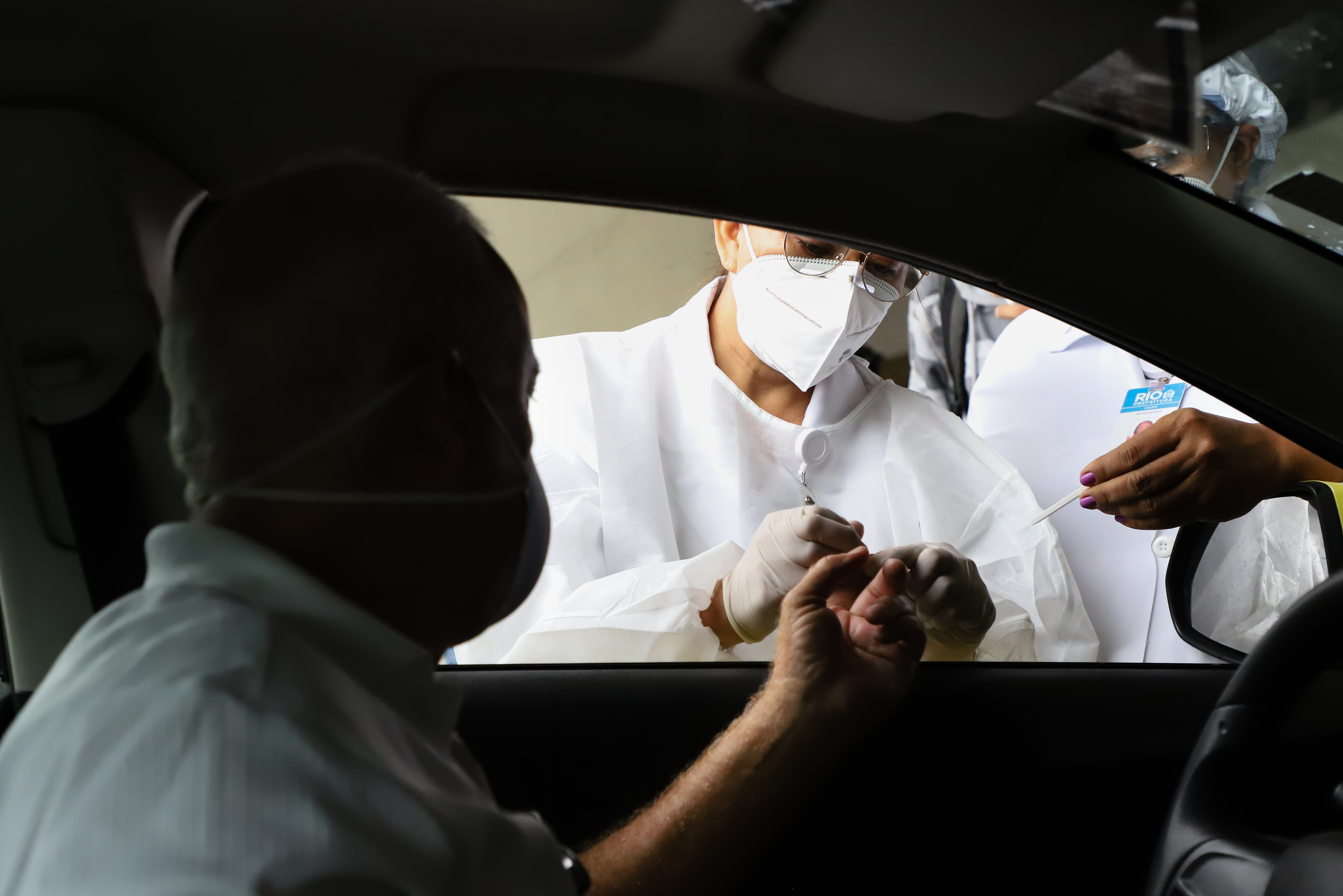 The Rio de Janeiro city hall performs coronavirus tests on taxi drivers at Sambodromo. Image by Andre_MA / Shutterstock. Brazil, 2020. The Rio de Janeiro city hall performs coronavirus tests on taxi drivers at Sambodromo. Image by Andre_MA / Shutterstock. Brazil, 2020.