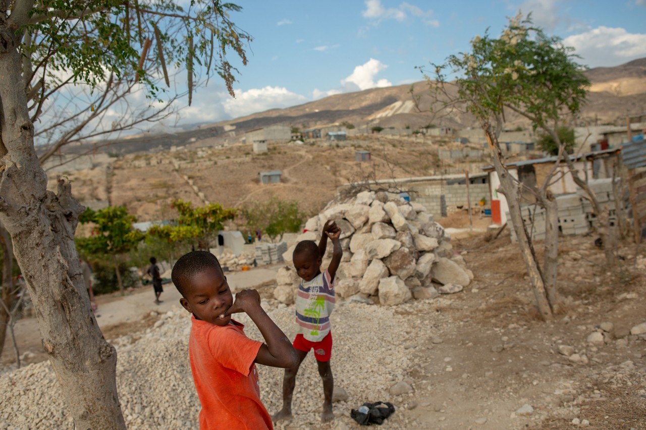 Boys play near their homes along a ridge overlooking the sea in the Village du Pecheur neighborhood of greater Canaan, Haiti. Image by Allison Shelley. Haiti, 2019. Boys play near their homes along a ridge overlooking the sea in the Village du Pecheur neighborhood of greater Canaan, Haiti. Image by Allison Shelley. Haiti, 2019.