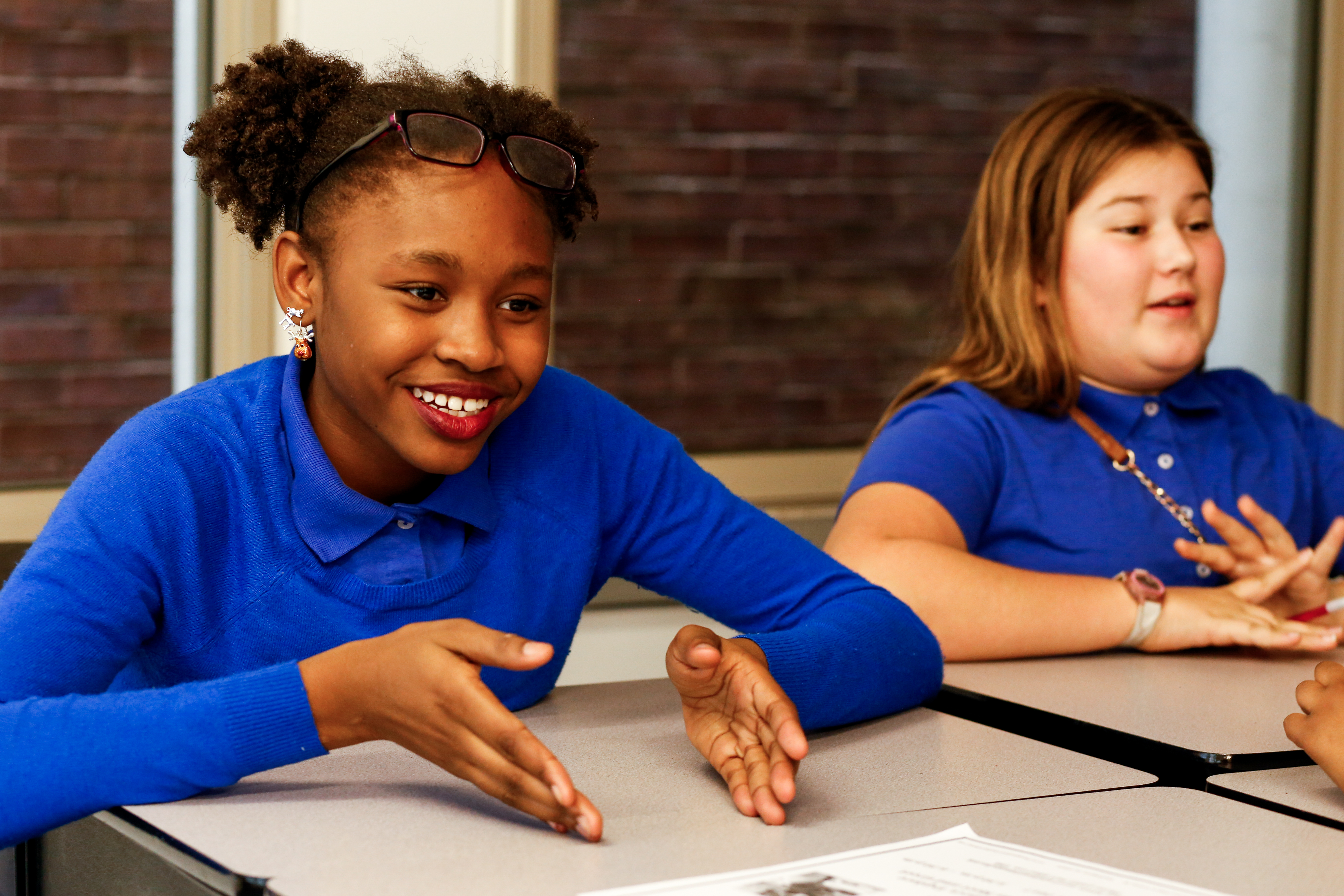 Students at Washington Global describe the feeling of images by photojournalists. Image by Eslah Attar. United States, 2017.