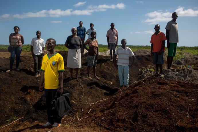 Farmers on their expropriated land on the Haitian island of Île-à-Vache. Image by Allison Shelley. Haiti, 2015. Media file: kushner-haiti-690.jpg