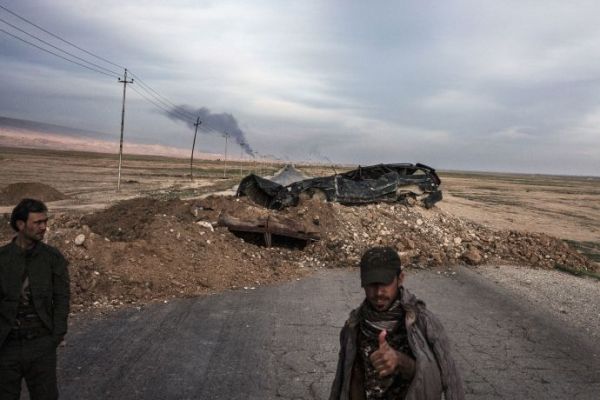 Kurdish fighters on the western front along Highway 47, on the outskirts of Sinjar. Image by Moises Saman/Magnum Photos. Iraq, 2015. Media file: 160118_mogelson_09-690.jpg