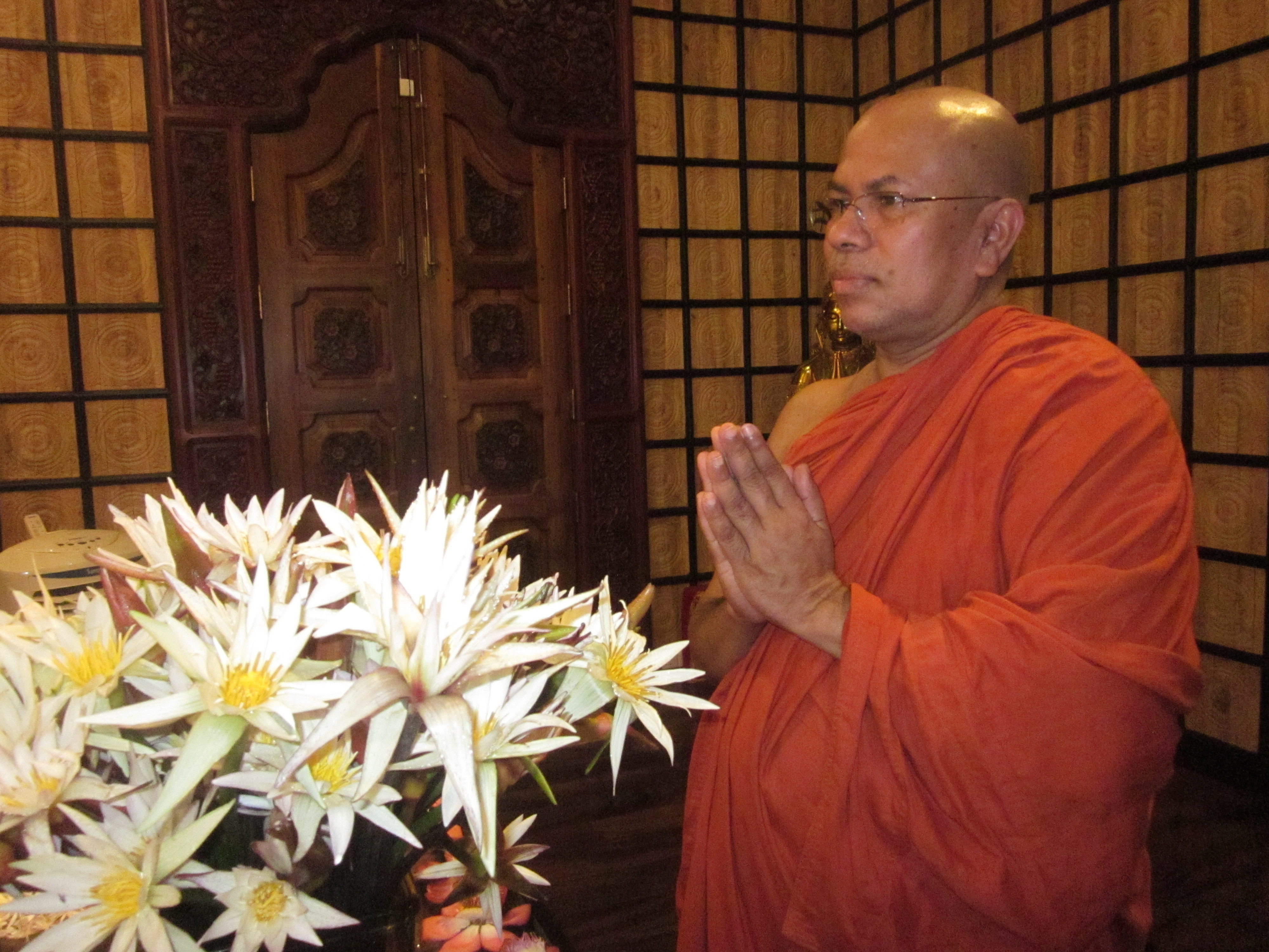 Kiribathgoda Gnanananda Thero honours the Buddha's relics. Image by Ross Velton. Sri Lanka, 2015. Kiribathgoda Gnanananda Thero is a champion of organ donation in Sri Lanka.