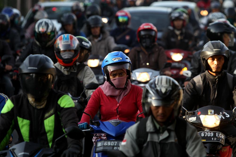 A swarm of motorcycle commuters in Jakarta. Image by Kristianto Purnomo. Indonesia, 2013. Media file: 1kp_5230.jpg