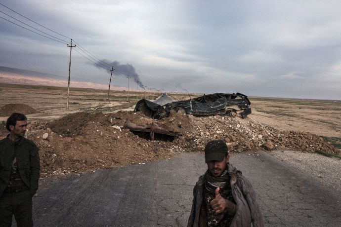 Kurdish fighters on the western front along Highway 47, on the outskirts of Sinjar. Image by Moises Saman/Magnum Photos. Iraq, 2015.