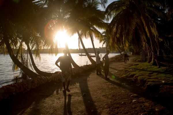 Island residents begin their morning. Image by Allison Shelley. Haiti, 2014. Media file: gp_ile-a-vache_013_0.jpg