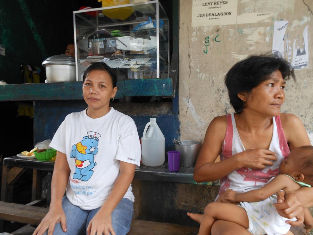 Jean Ariola (left), who lives in Tondo, a poor district of Manila, has three children. Like many women in the Philippines, she says she cannot afford contraceptives. Image by Tom Hundley. Philippines, 2013. Media file: dscn0351.jpg
