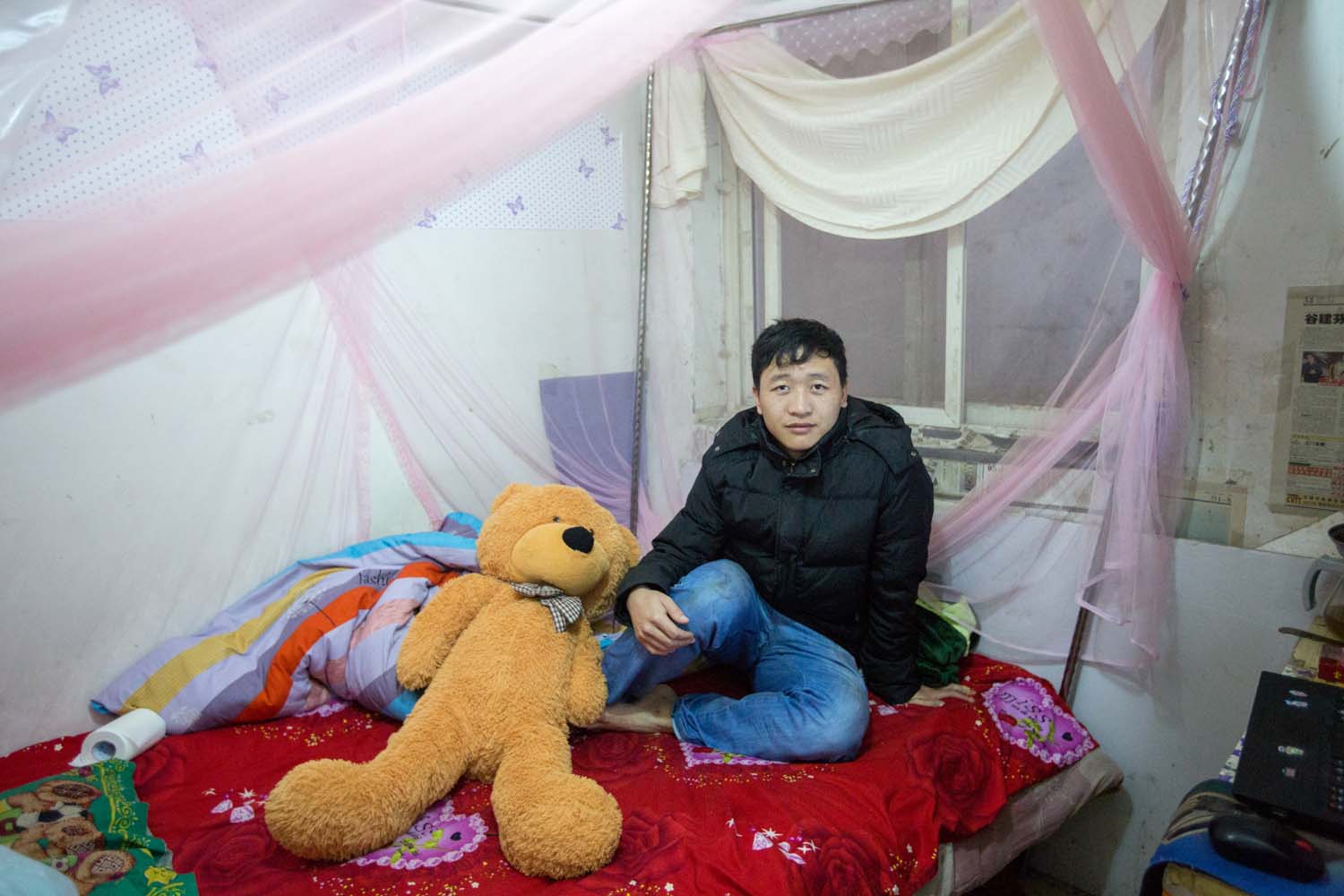 Zhang Haihai is a 26-year-old chef in a Cantonese restaurant. He shares his 10-square meter room with his girlfriend, a waitress at a restaurant. Image by Sim Chi Yin. Beijing, 2014. Media file: 03-zhanghaihai-01.jpg