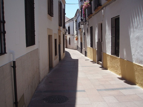 The Spanish government expelled its Jewish population in 1492. In November 2012, the country announced a change to its citizenship laws which makes it easier for Sephardic Jews to reclaim their Spanish nationality. This image shows "La Juderia," the old Jewish quarter in Cordoba, Spain. Image by urbanlegend, Flickr. Spain, 2009. Media file: jewish quarter spain.jpg