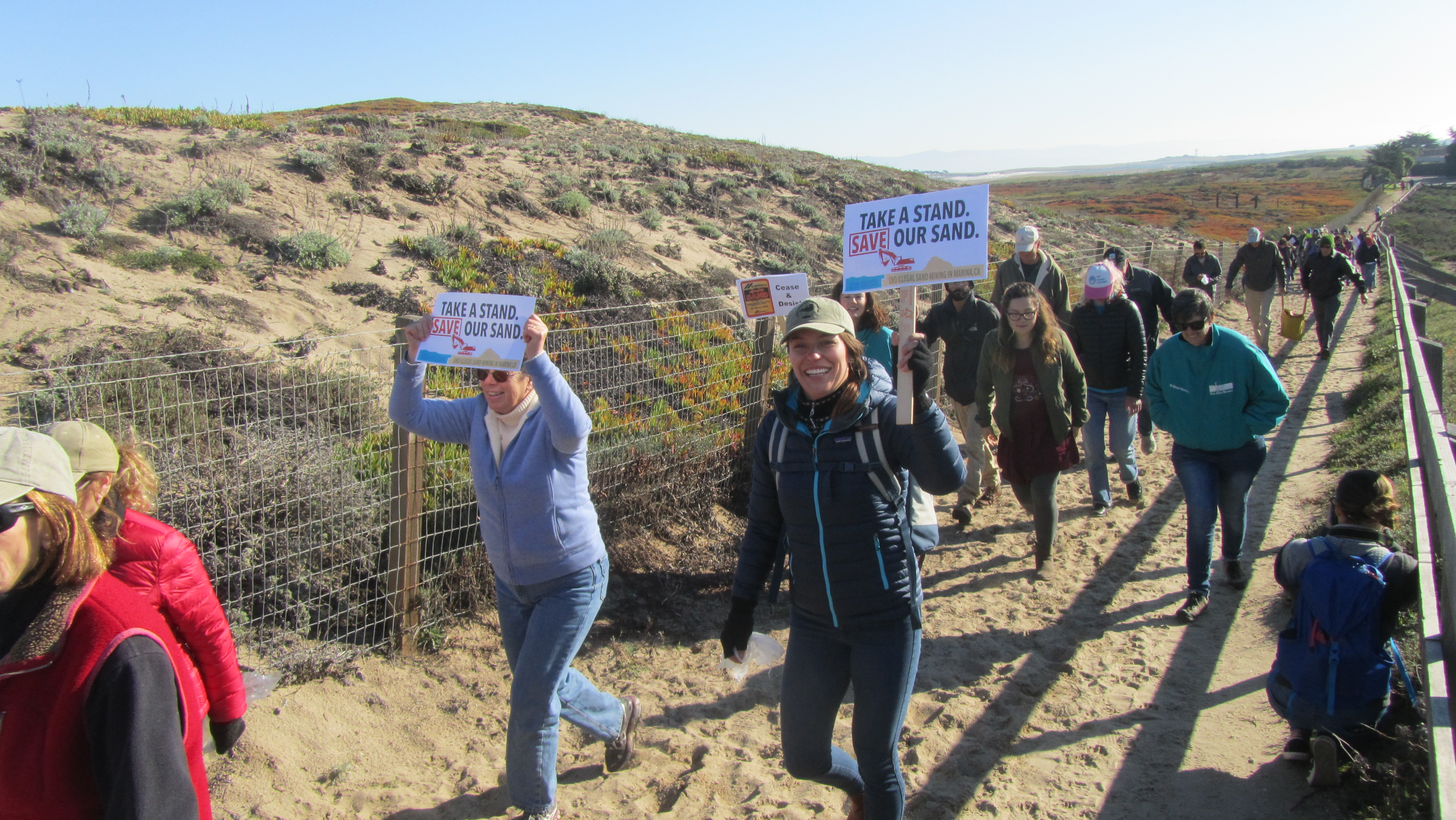 Demonstrators protest against sand mining operations in Marina, California, in January. Image by Adara Shilling. United States, 2017. Demonstrators protest against sand mining operations in Marina, California, in January. Image by Adara Shilling. United States, 2017.