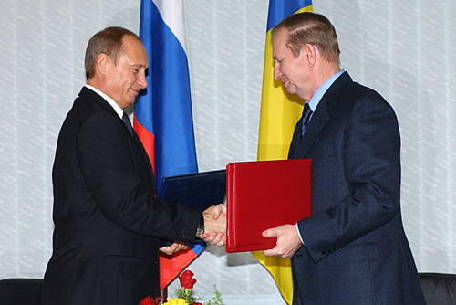 Vladimir Putin and Leonid Kuchma in December 2003. Image courtesy of Wikimedia Commons, 2003. Media file: vladimir_putin_with_leonid_kuchma.jpg