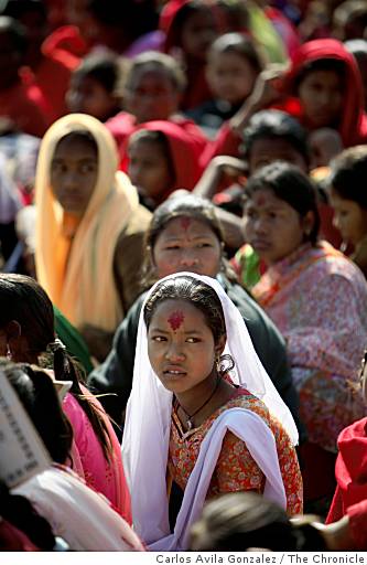 Hundreds of former kamlaris, or domestic slaves, gather in Ghorahi, Nepal, during the Maghe Sankranti festival to protest against the kamlari practice. Image by Carlos Avila Gonzalez. Nepal, 2009. Media file: 023-Nepal-Kamlari-Ghoragi.jpg