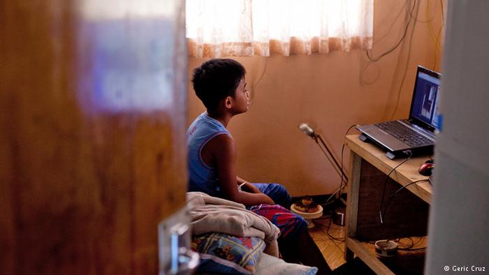 Migrant parents are using social media to raise their kids from afar. Image by Geric Cruz. Philippines, 2016. Media file: nanny.jpg