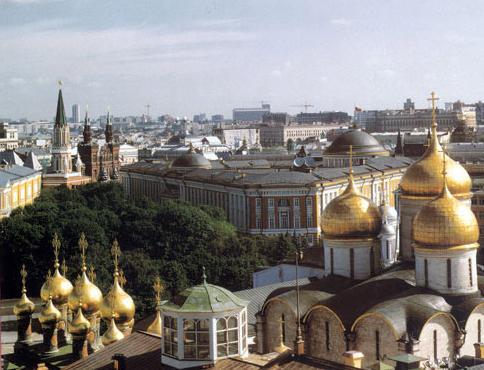 View of the Kremlin complex in Moscow. Image courtesy of Wikipedia Commons. Russia, 1995.