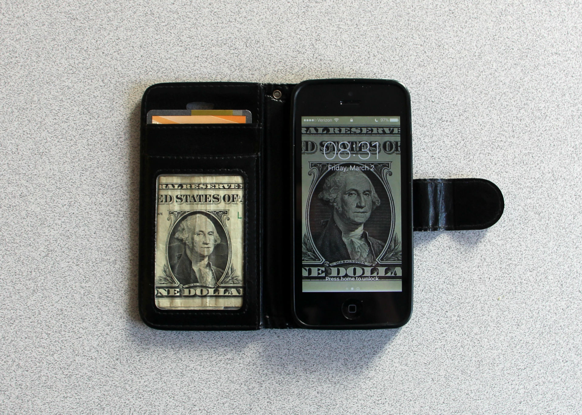 In Virginia, new digitized technology is creating more opportunities for abusive partners to maintain power and control through financial abuse. Image by Noah Petersen. United States, 2018. In Virginia, new digitized technology is creating more opportunities for abusive partners to maintain power and control through financial abuse. Image by Noah Petersen. United States, 2018.