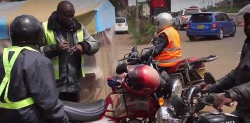 Police investigate a crash in Nairobi. Image by Beatrice Obwocha. Nairobi 2015. Media file: roads_kill_beatrice.jpg