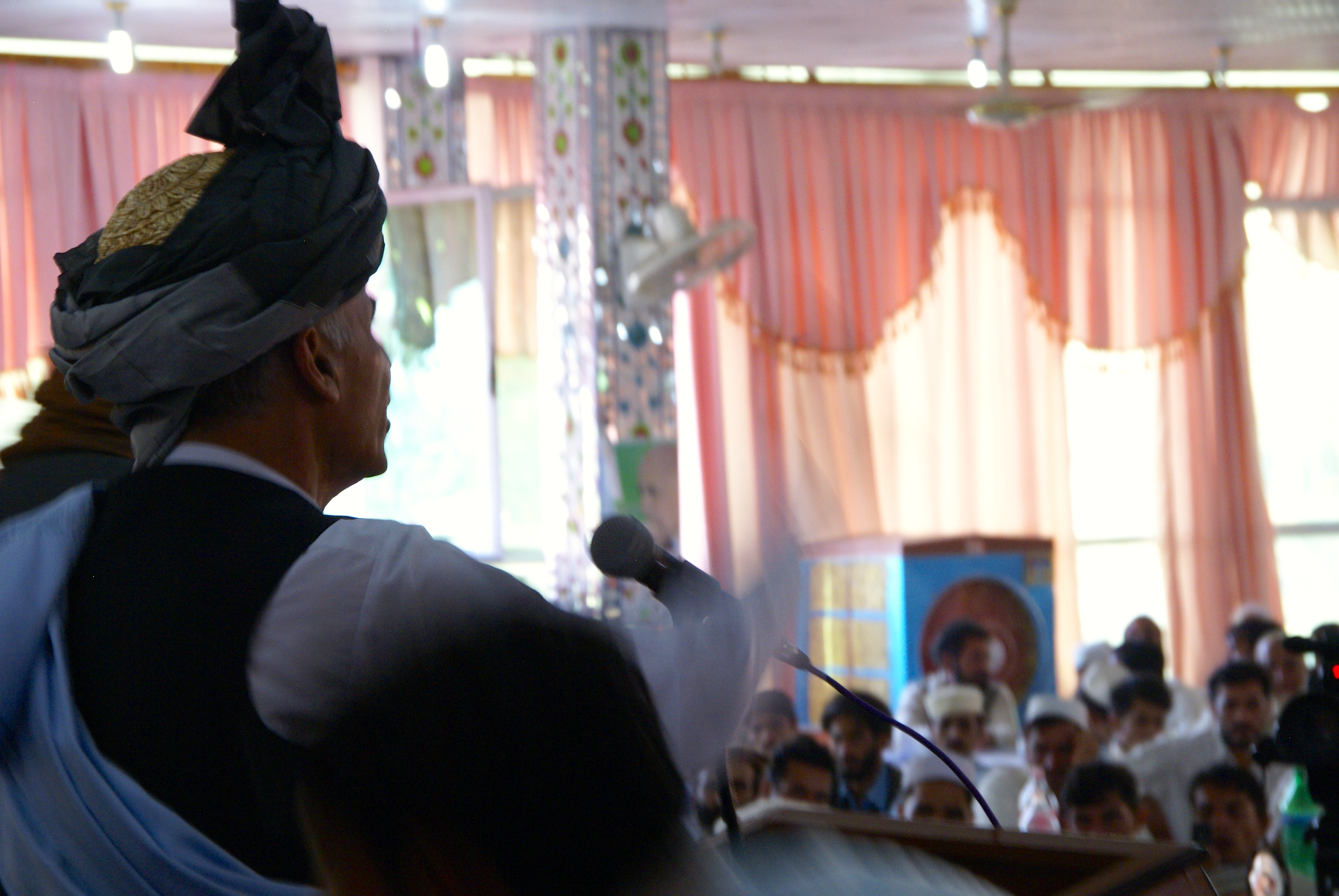 The former professor and World Bank official ditches his business suit for traditional Afghan dress, during a campaign rally in Jalalabad, 2009. Image by Jeffrey E Stern. Afghanistan, 2009. Media file: ashraf_ghani_3.jpg