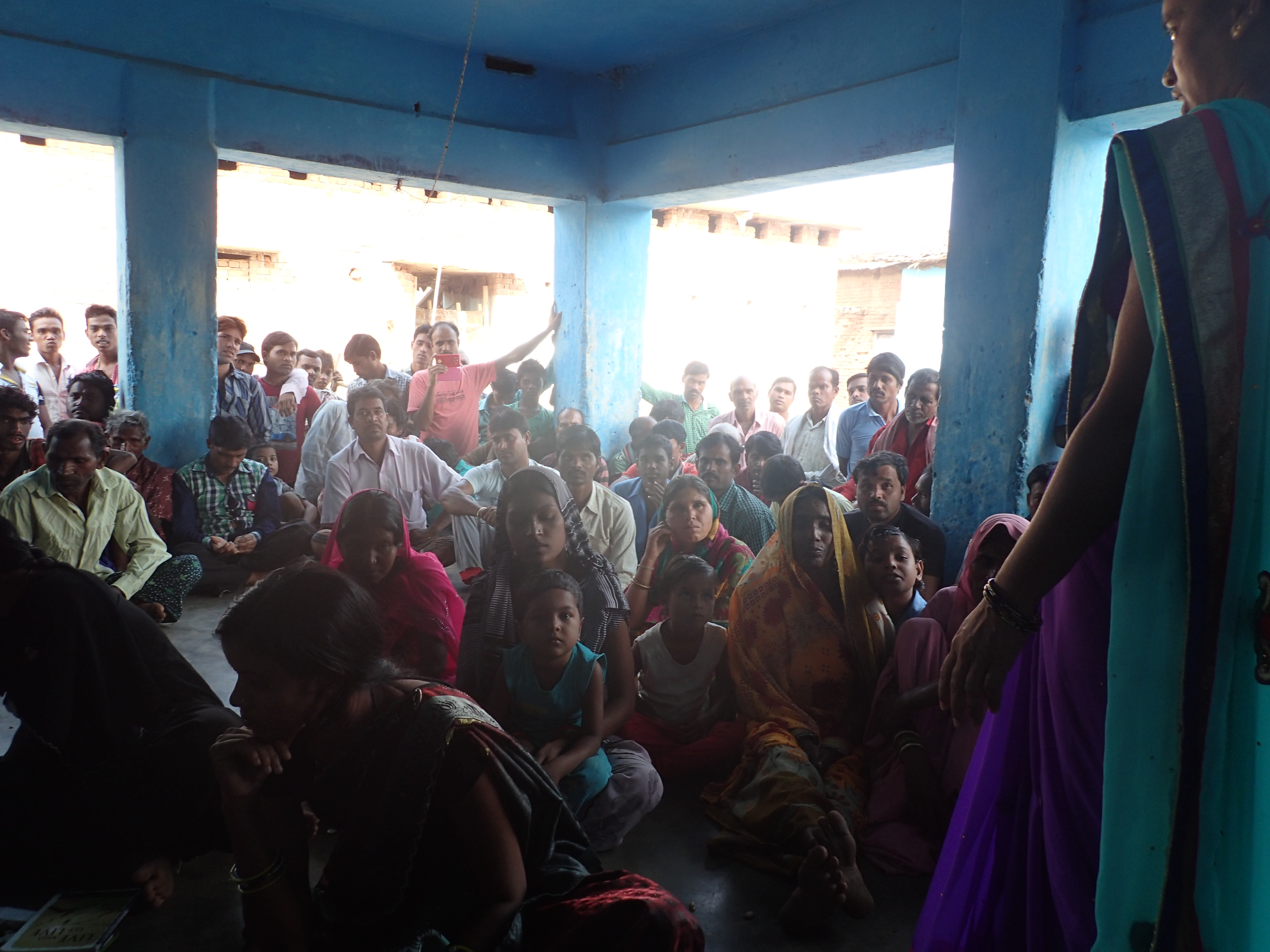 A Jan Jagriti Kendra field officer speaking about unity in Riwapar, a village where 90 percent of the inhabitants migrate out to brick kilns and other construction sites. Image by Yardain Amron. India, 2017. A Jan Jagriti Kendra field officer speaking about unity in Riwapar, a village where 90 percent of the inhabitants migrate out to brick kilns and other construction sites. Image by Yardain Amron. India, 2017.