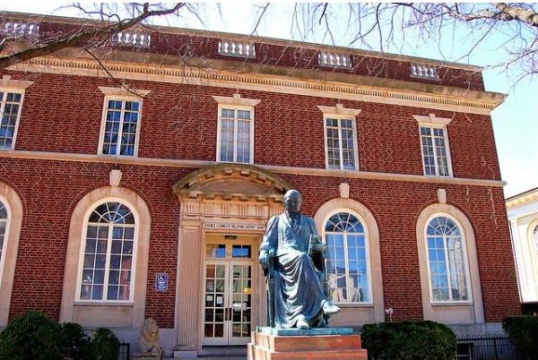 Juvenile & Domestic Relations Court in Warrenton, Virginia. Image by Taber Andrew Bain via Creative Commons. United States, 2009. https://www.flickr.com/photos/andrewbain/3429175024/in/photolist-60DSUq-ebRaaP-6e2qgj-92VnZ-92YuDh-92YuqG Media file: screen_shot_2015-04-03_at_10.44.23_am.png