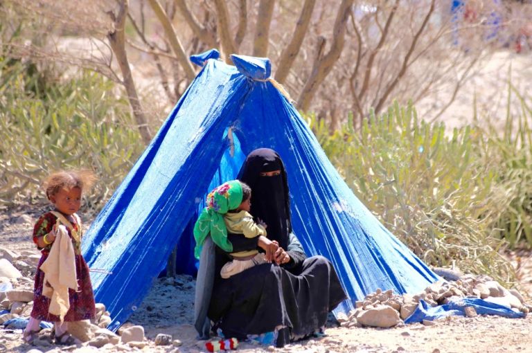 Mountains loom over displaced peoples' shelters in Al-Wazia'a. Image by Ahmed al-Basha/IRIN. Yemen, 2016. Mountains loom over displaced peoples' shelters in Al-Wazia'a. Image by Ahmed al-Basha/IRIN. Yemen, 2016.