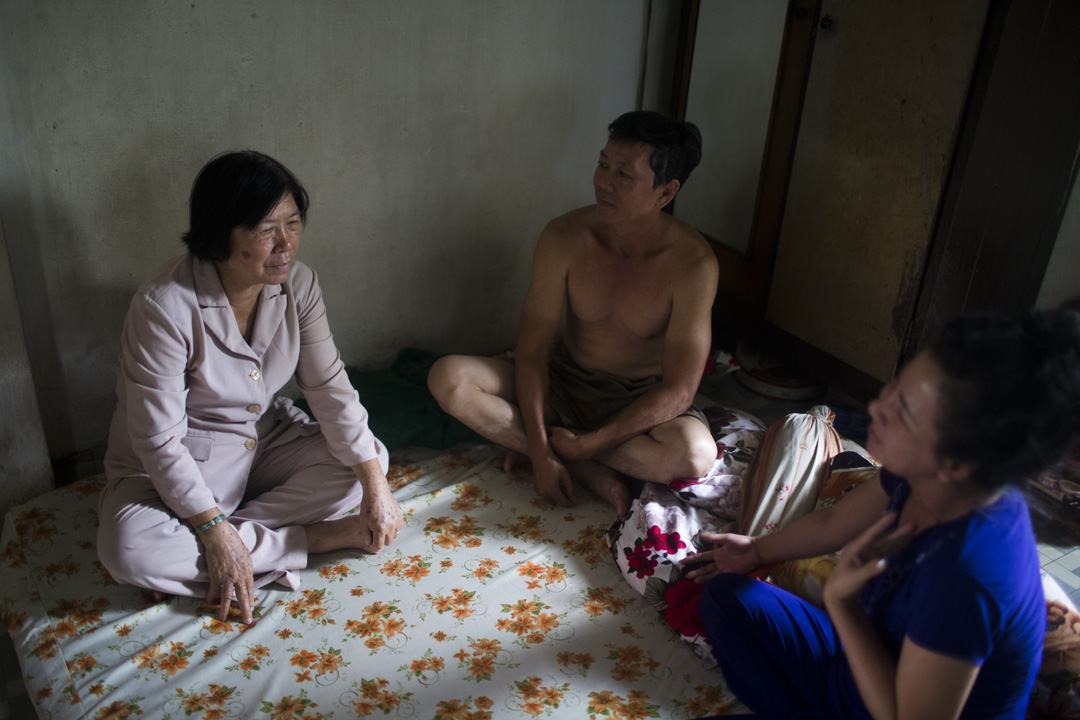 Community health volunteer Do Kim Lang (left) speaks with patients. Image by David Rochkind. Vietnam, 2014. Media file: do_kim_lang.jpg