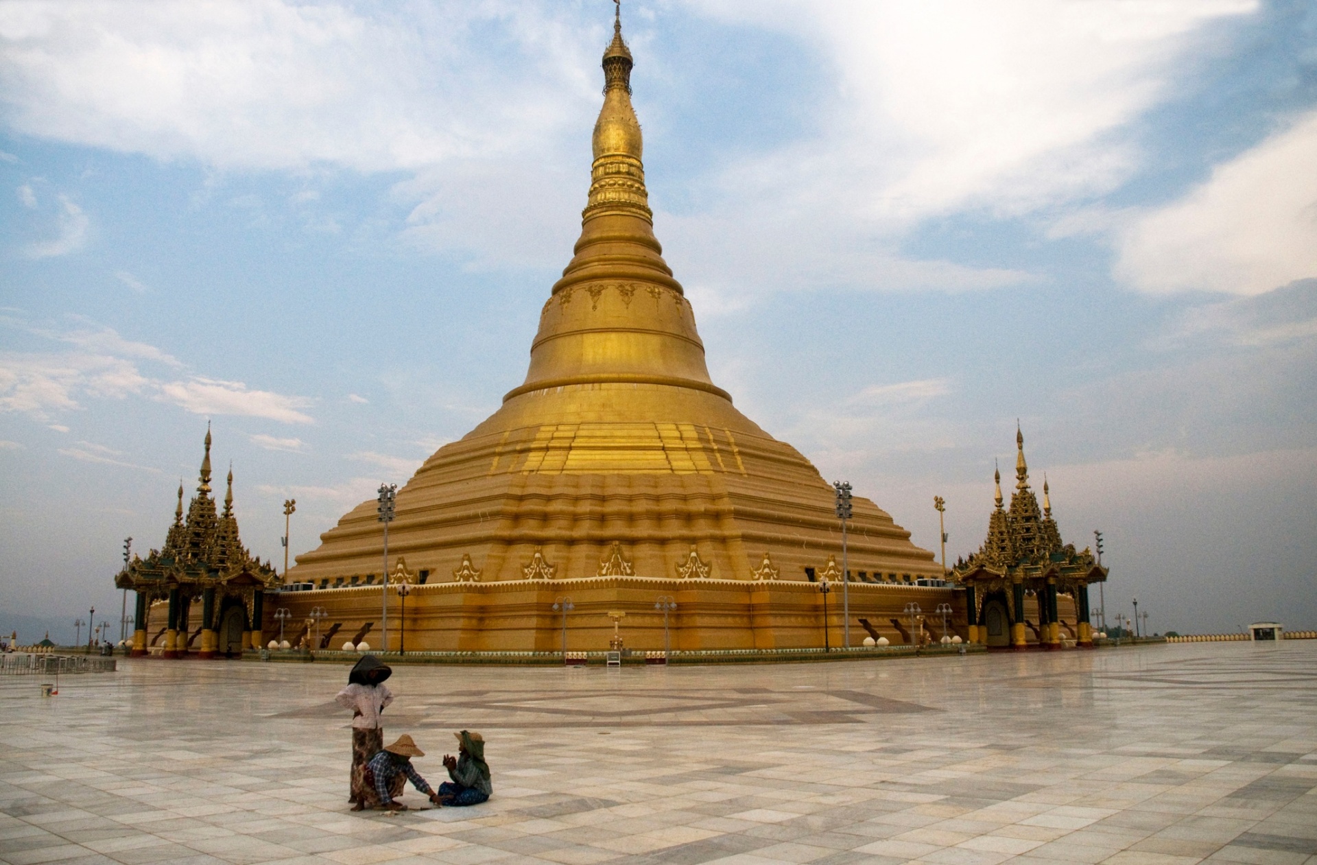 The Uppatasanti pagoda is a replica of the famous Shwedagon pagoda in Rangoon. Unlike the original, this one is hollow. Image by Nic Dunlop/Panos Pictures. Burma, 2014. Media file: 319a8ccc-5a9f-4290-9e0c-5349a7e47fe7-2060x1353.jpg