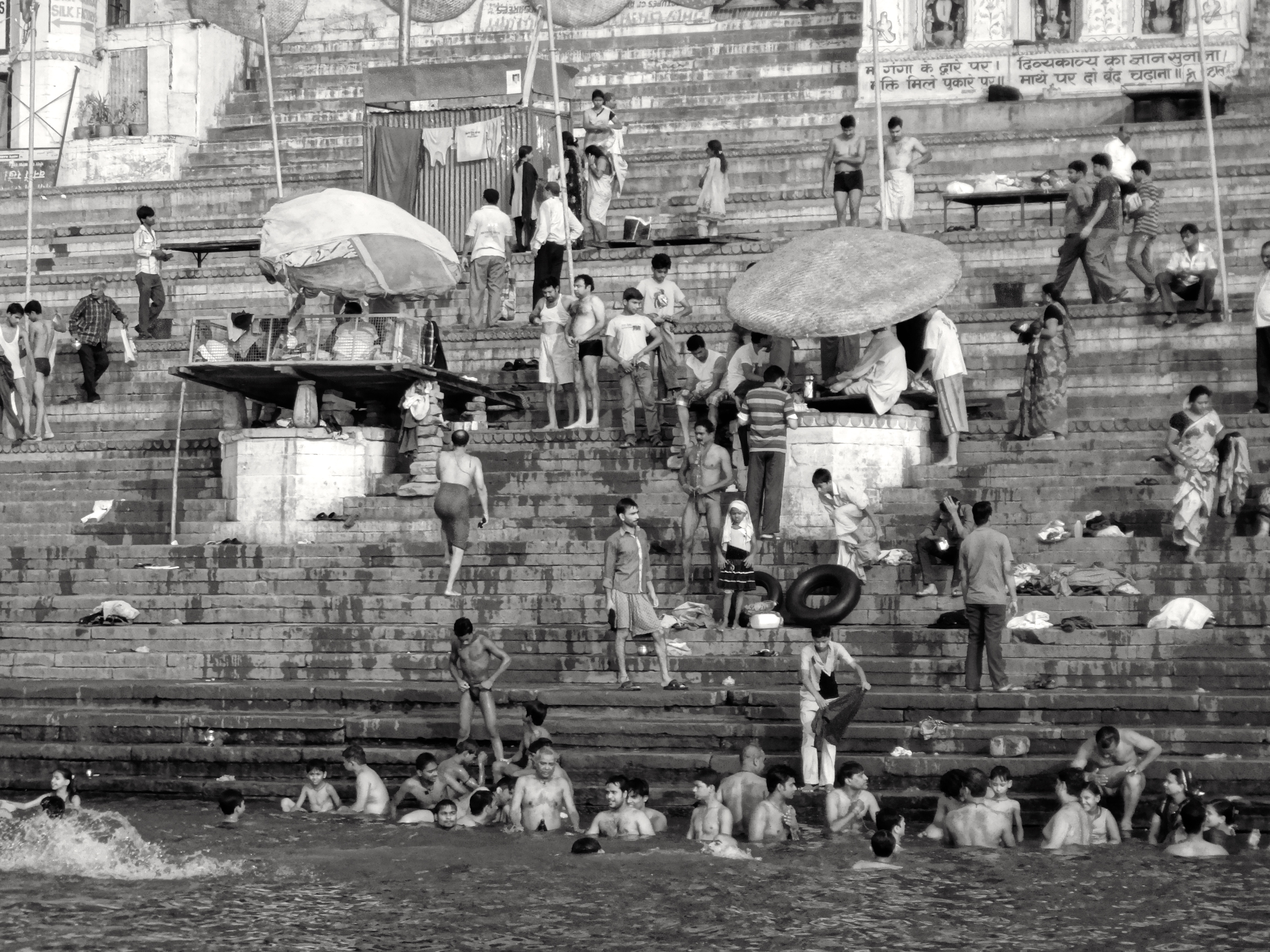 Ritual bathing in Ganges in Varanasi. Image by Cameron Conaway. India, 2013. Media file: varanasi_4.jpg