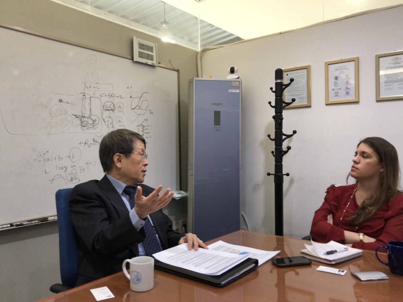 Hwang Il-soon, a nuclear engineering professor at Seoul National University who supports his country having a pyro-processing capability, speaks with Pulitzer Center grantee Rachel Oswald. Image by Jayine Chung. South Korea, 2018. Hwang Il-soon, a nuclear engineering professor at Seoul National University who supports his country having a pyro-processing capability, speaks with Pulitzer Center grantee Rachel Oswald. Image by Jayine Chung. South Korea, 2018.