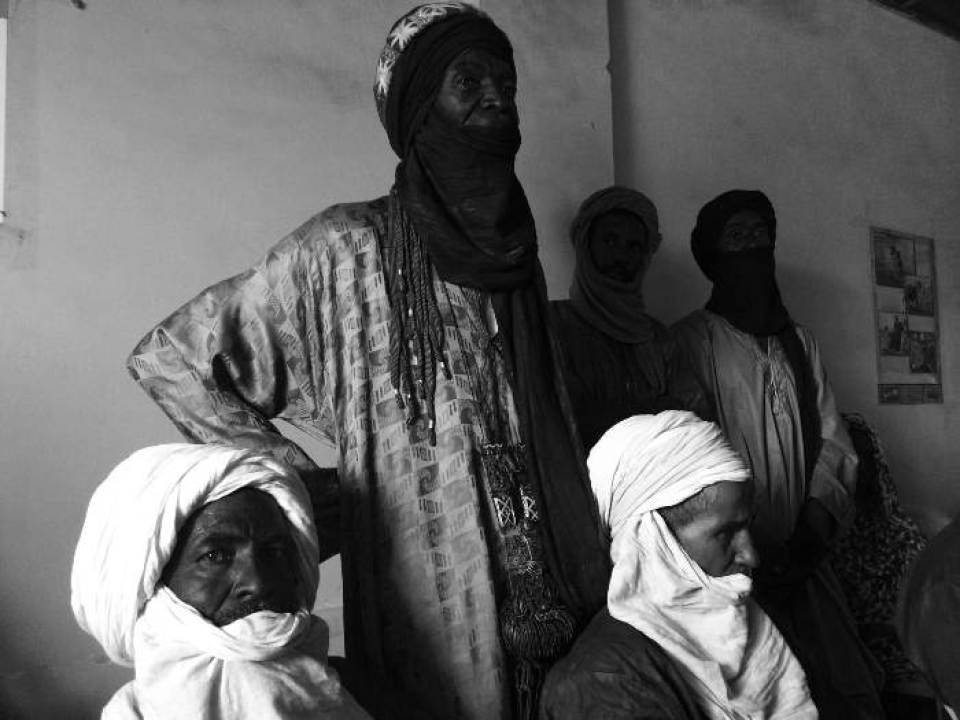 Local residents of Menaka, in northern Mali, gather to hear updates from UN officials about aid projects in the region. April 2015. Image by Chris Arsenault. Mali, 2015. Media file: chris.jpg
