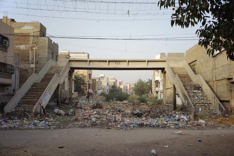 Karachi Circular Railway walkover. Image by Ivan Sigal. Nazimabad, Karachi, 2014. Media file: dsc02629smlweb.jpg