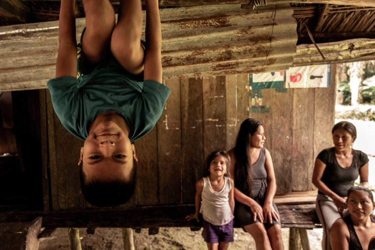 Wampis children play. Image by Marcio Pimenta. Peru, 2019. Media file: wampis_amazon_peru_by_pimenta-21.jpg