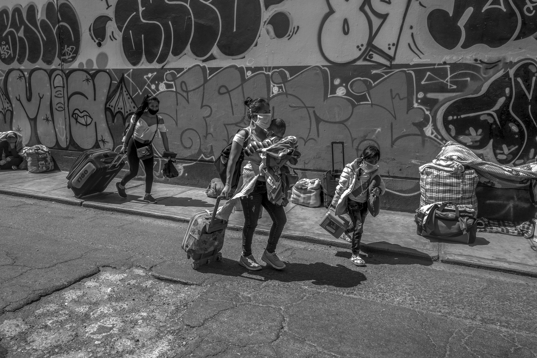 Uncertainty. Hundreds of people roam in search of places to leave Lima. Image by Musuk Nolte. Peru, 2020. Uncertainty. Hundreds of people roam in search of places to leave Lima. Image by Musuk Nolte. Peru, 2020.