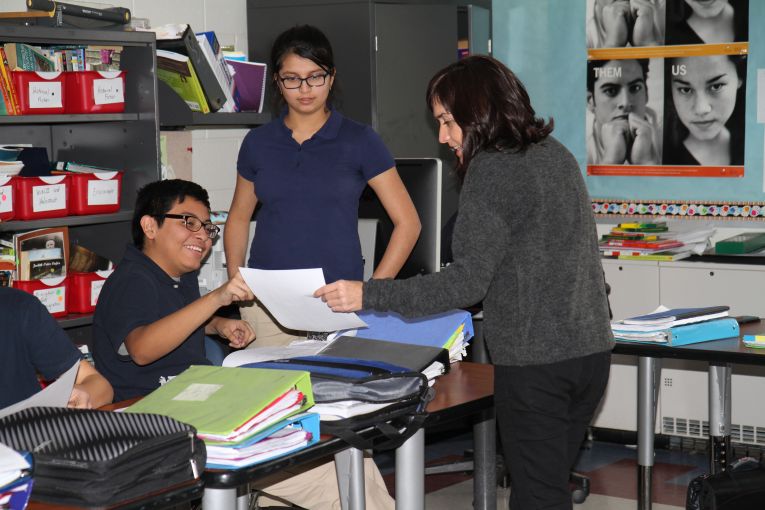 During a class visit by the Pulitzer Center education team, students at Hardy Middle School get feedback on their milestones and reporting from grantee Allison Shelley. Image by Akela Lacy. Washington, D.C., 2017. Media file: img_0648.jpg