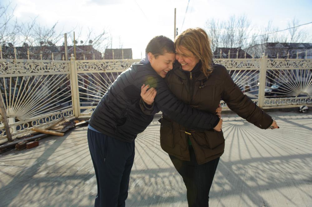 Blanca and her son Guido play in Corona, Queens. Image by Alice Proujansky. United States, 2014. Media file: 10_dsc_6355.jpg
