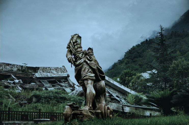 A broken statue of Da Yu, the god-king who tamed the long-term flooding of China’s rivers, in front of the collapsed Beichuan county-government building. Both were damaged in the 2008 earthquake. By Sim Chi Yin/VII Photo A broken statue of Da Yu, the god-king who tamed the long-term flooding of China’s rivers, in front of the collapsed Beichuan county-government building. Both were damaged in the 2008 earthquake. Image by Sim Chi Yin/VII Photo. China, 2015.