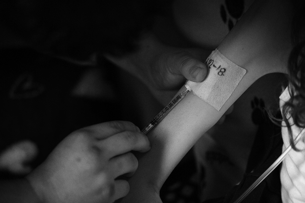 Hundreds of cancer patients are waiting for treatment with radiopharmaceuticals derived from iodine, lutetium, and radium, which are hard to find in Colombia. Image by Mauricio Alvarado / El Espectador. Colombia, 2020. Hundreds of cancer patients are waiting for treatment with radiopharmaceuticals derived from iodine, lutetium, and radium, which are hard to find in Colombia. Image by Mauricio Alvarado / El Espectador. Colombia, 2020.