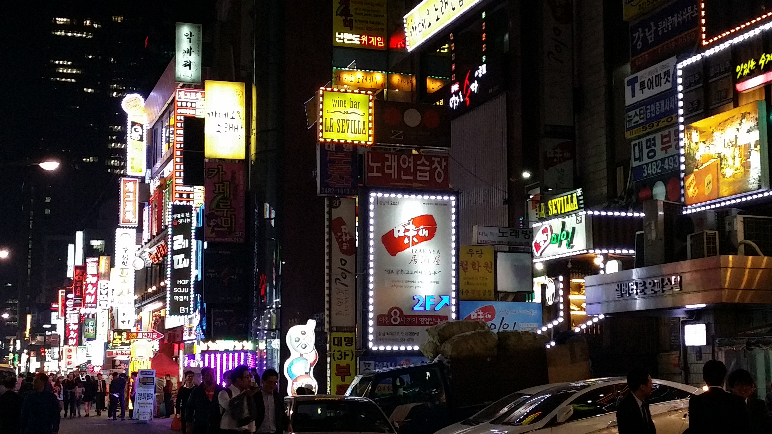 Image by Karim Chrobog. South Korea, 2014. Media file: gangnam_night.jpg
