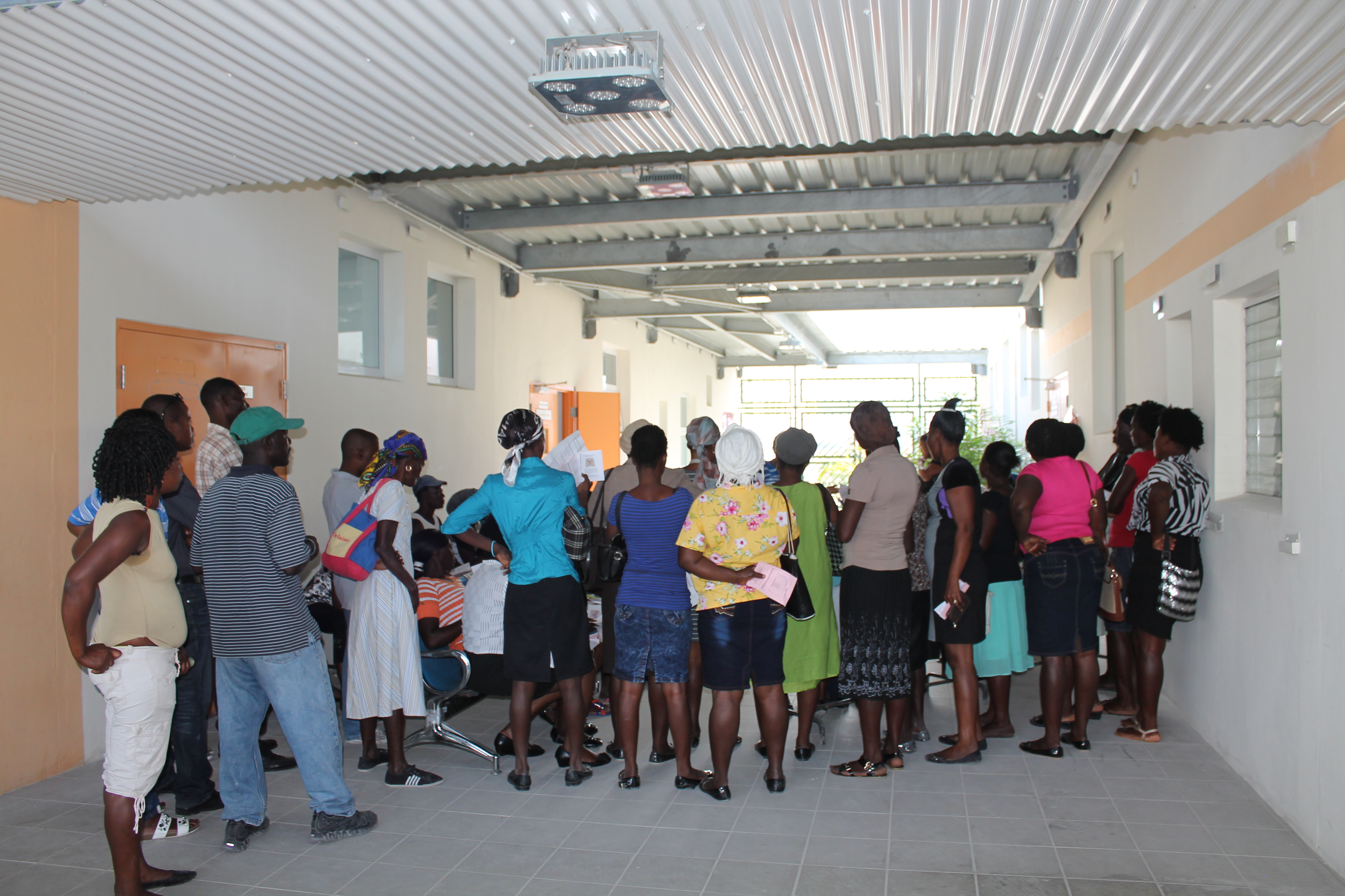 A crowd of women listens to a presentation on cervical cancer. Image by Anna Russell. Haiti, 2017. A crowd of women listens to a presentation on cervical cancer. Image by Anna Russell. Haiti, 2017.