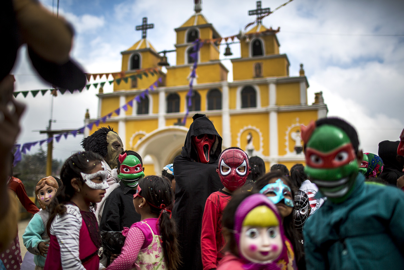 Primary school students from Bulej celebrate the carnival on March 5, in front of the church of San Mateo Apóstol. Image by Simone Dalmasso. Guatemala , 2019 Primary school students from Bulej celebrate the carnival on March 5, in front of the church of San Mateo Apóstol. Image by Simone Dalmasso. Guatemala , 2019