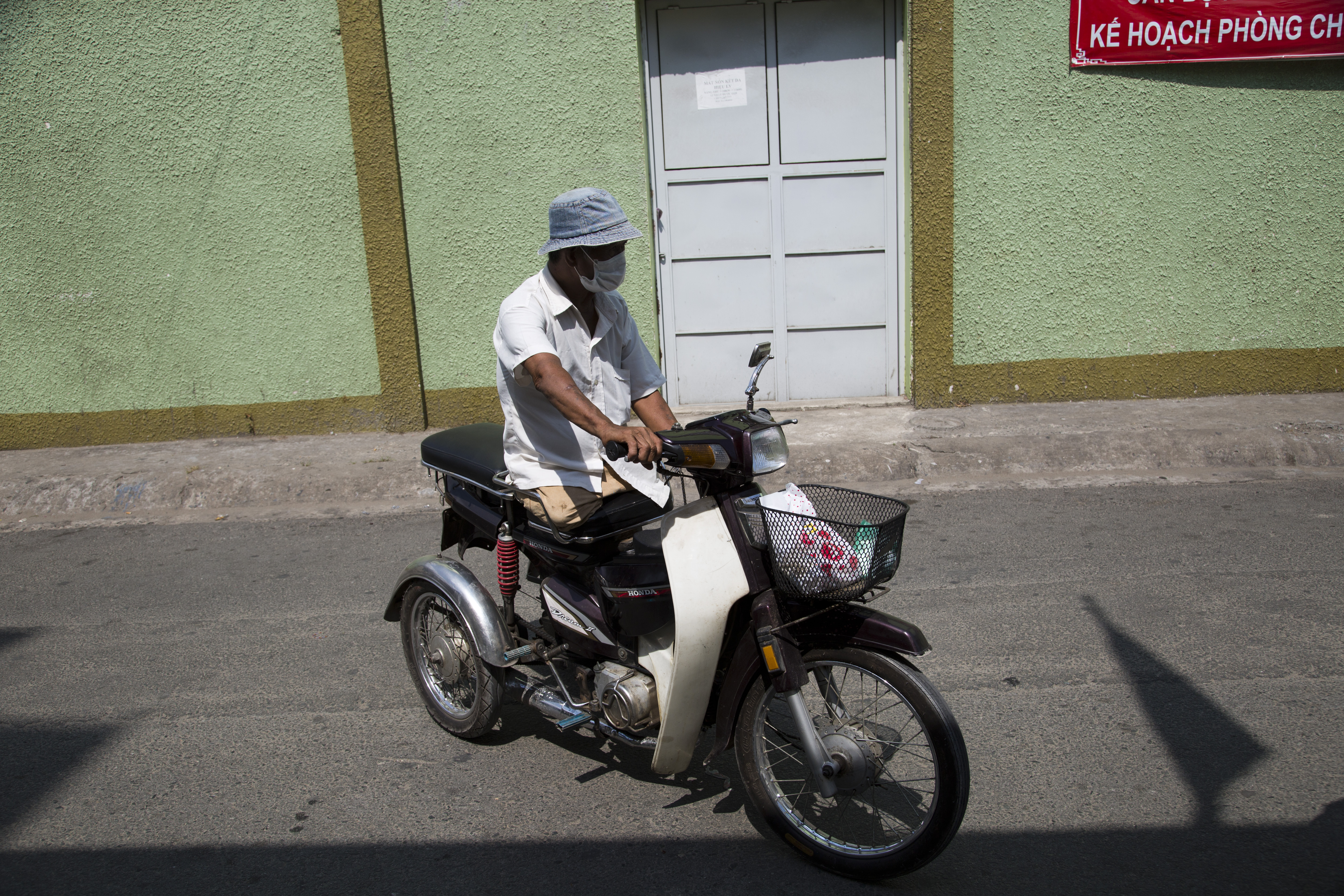 Amputee Bui Van Thiet contracted drug-resistant TB. He collects his medicine by bike each day. Image by David Rochkind. Vietnam, 2014. Media file: _e7a1862.jpg