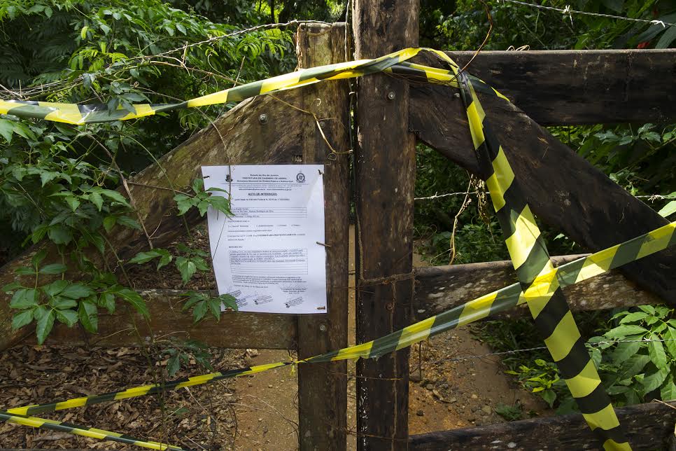 A notice posted to a gate in the village of Córrego da Luz, Brazil, lets visitors know that a trail leading to a waterfall is closed because mosquitoes carrying the yellow fever virus have been detected. The remains of a monkey that died of yellow fever was found near the trail. Image by Mark Hoffman. Brazil, 2017. A notice posted to a gate in the village of Córrego da Luz, Brazil, lets visitors know that a trail leading to a waterfall is closed because mosquitoes carrying the yellow fever virus have been detected. The remains of a monkey that died of yellow fever was found near the trail. Image by Mark Hoffman. Brazil, 2017.