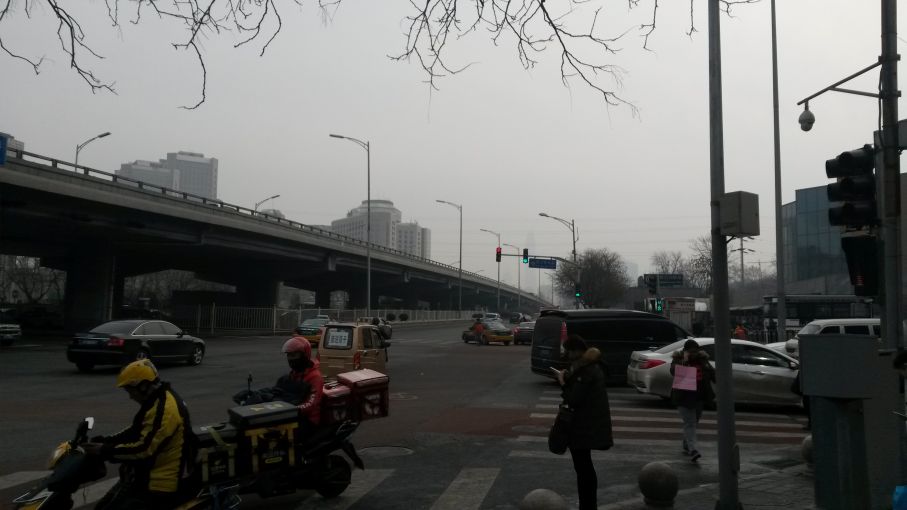 An intersection in Beijing. The pollution that shrouds China’s cities kills an estimated 1.1 million people every year. Image by Beth Gardiner. China, 2017. An intersection in Beijing. The pollution that shrouds China’s cities kills an estimated 1.1 million people every year. Image by Beth Gardiner. China, 2017.