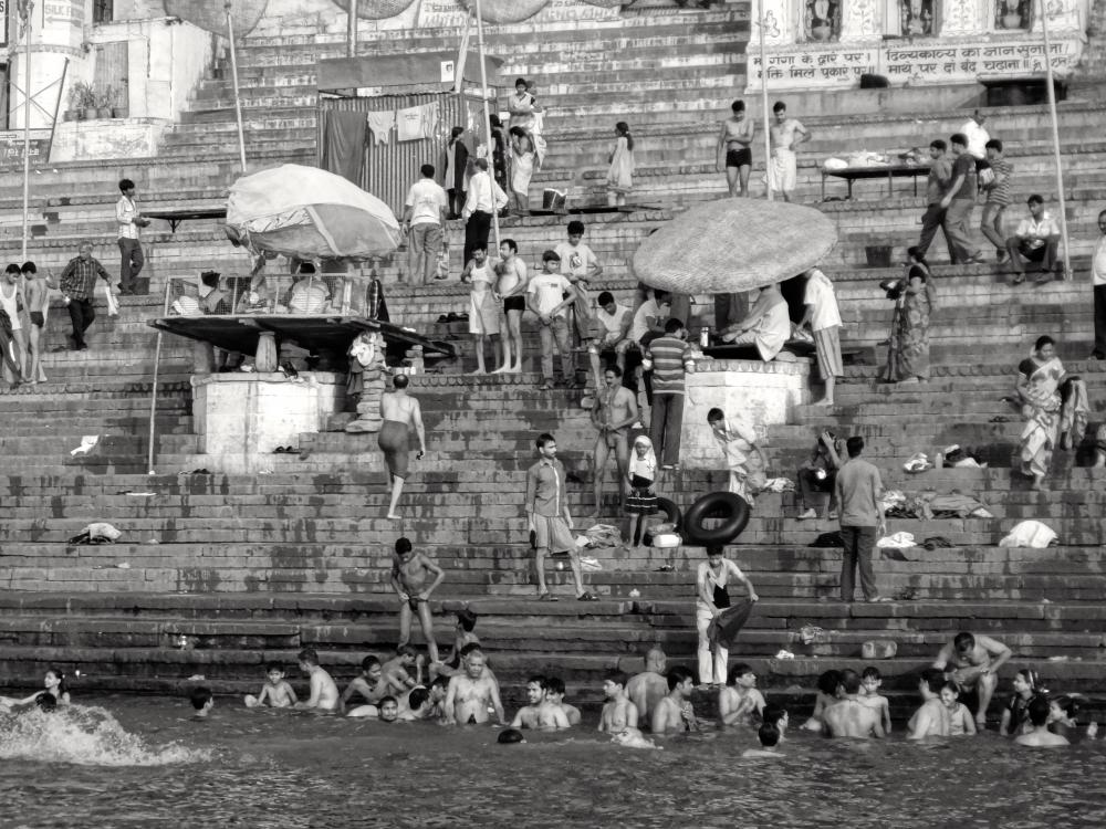 Ritual bathing in Ganges in Varanasi. Image by Cameron Conaway. India, 2013. Media file: varanasi_4.jpg