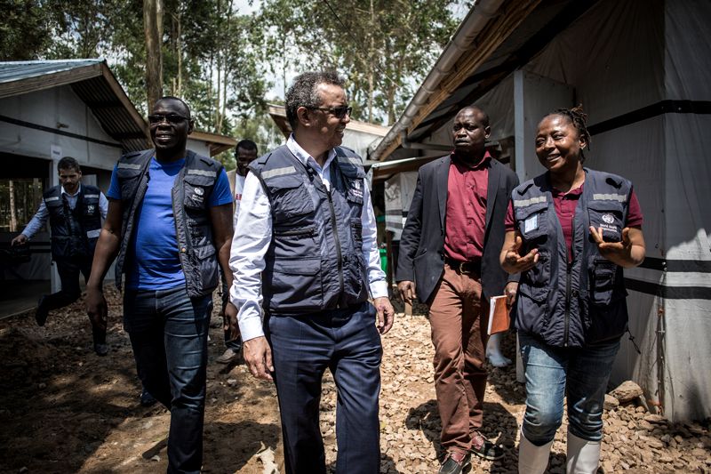 WHO director-general Tedros Adhanom Ghebreyesus (in white shirt) in Katwa. Image by John Wessels. Democratic Republic of Congo, 2019. WHO director-general Tedros Adhanom Ghebreyesus (in white shirt) in Katwa. Image by John Wessels. Democratic Republic of Congo, 2019.